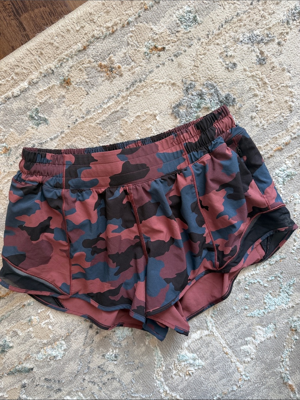 Lululemon hotty hot LR 2.5” short